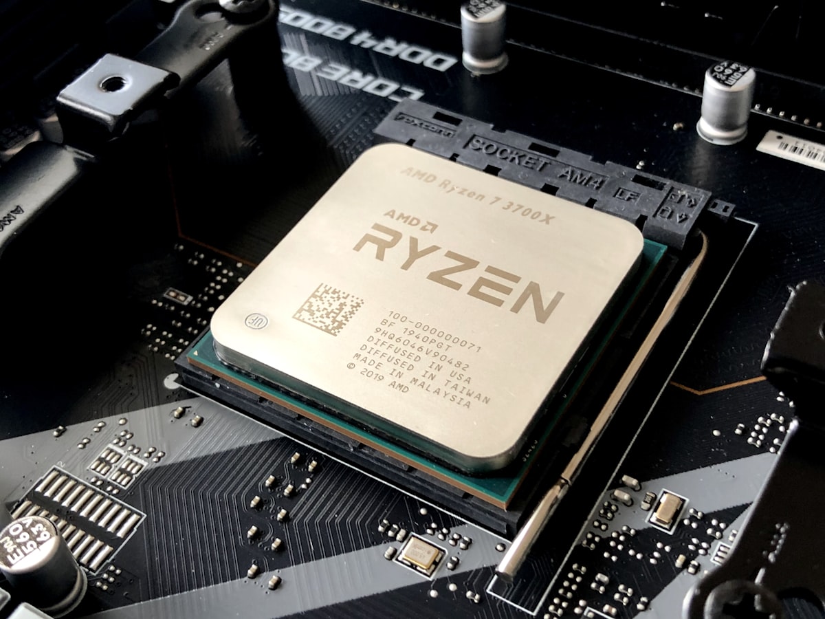 Processeur posé sur son support, sur une carte mère