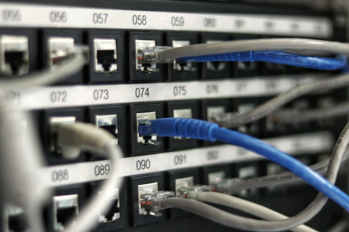 Panneau de brassage réseau avec câbles RJ45